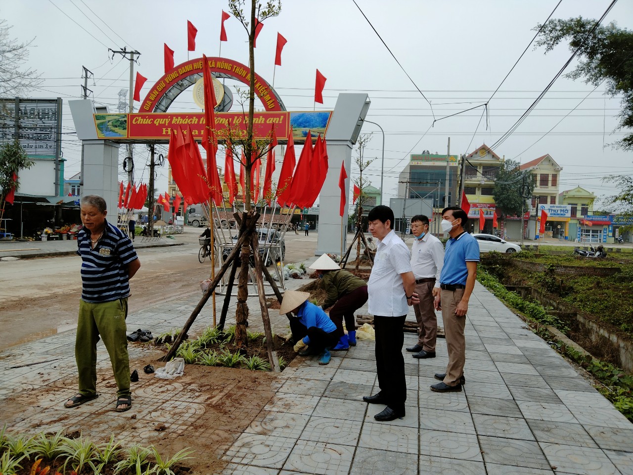 Mặt trận tổ quốc và các đoàn thể tham gia tổng dọn vệ sinh trục đường vào khu du lịch Vân long, chuẩn bị cho công tác lễ cắt băng khánh thành Công  trình chào mừng Kỷ niệm 200 năm Danh xưng Ninh Bình(1822 - 2022) và 30 năm tái lập tỉnh Ninh Bình (01/4/1992 - 01/4/2022)2